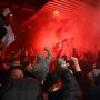 Demo Anti Glazer Memanas di Old Trafford, Laga MU vs Liverpool Tak Jelas