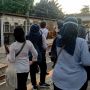 Penumpang KRL di Stasiun Karet Makin Banyak, Petugas: Keluar Ambil Kiri!