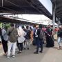 Sore Ini, Stasiun Tanah Abang Masih Dipadati Warga Pemburu Baju Lebaran