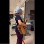 Hibur Pasien Covid-19, Perawat Lantunkan Lagu You Are Not Alone