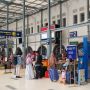 Jelang Larangan Mudik, Terjadi Lonjakan Penumpang di Stasiun Senen
