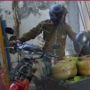 Kisah Haru Ayah Disabilitas, Jual Gas Keliling Demi Sekolahkan ke Pesantren