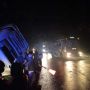 Ngeri! Bus Terbalik di Ngawi, Ibu-Anak Terluka Merangkak Keluar Jendela