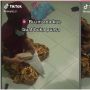 Viral Wanita Kasih Kue Lebaran, Pas Dibuka Isinya Segepok Uang Bikin Haru