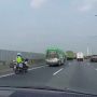 Viral Video Mobil Travel Dikawal Dua Polisi, Diduga Nekat Antar Pemudik
