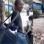 Tak Punya Tangan, Semangat Pedagang Sepatu Keliling Bikin Publik Tertampar