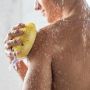 Punya Jerawat di Punggung? Stop Gunakan Spons untuk Mandi