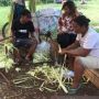 Jelang Lebaran, Penjual Ketupat Mulai Jajakan Dagangan di Pasar Senen