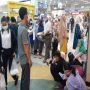 ITC BSD Padat Merayap, Pengunjung Buka Puasa Mengampar di Lantai Mal