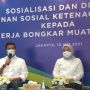 Bersama Menaker, BPJamsostek Serahkan Beasiswa pada Anak Ahli Waris Peserta