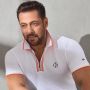 Salman Khan Bagi-Bagi Rezeki ke 25 Ribu Pekerja Film