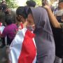 Jokowi dari Mobil Bagi-bagi Sembako, Emak-emak: Alhamdulliah Senang Banget