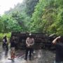 Truk Es Krim Terbalik di Jalur Trans Sulawesi