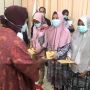 Hadir di Tengah Masyarakat, Mensos Kunjungi Korban Longsor di Solok