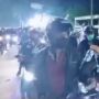 Adem! Polisi Bagi-bagi Air Minum ke Pengendara Motor dan Buka Penyekatan