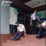 Satpam Gagah Main Perosotan Tangga saat Penat Bekerja, Warganet Gemas
