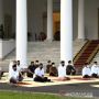 Pakai Baju Putih Lengan Panjang, Jokowi Sholat Id di Halaman Istana Bogor