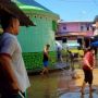 Hari Pertama Lebaran, Warga Kampung Aur Medan Bersihkan Lumpur Banjir