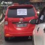 Bawa Istri Habis Operasi, Suami Tempel Tulisan Menyentuh di Belakang Mobil