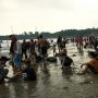 Libur Lebaran, Wisatawan Lokal Serbu Wisata Pantai di Pandeglang