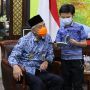 Hari Buku Nasional, Gubernur Ganjar Dapat Kado Istimewa dari Abe Tanaya