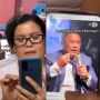 Senyum-senyum Pas Main HP, Emak Ini Kepergok Pantengi Foto Hotman Paris