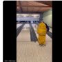 Viral Aksi Nenek Santai Main Bowling Pakai Kain Sari, Panen Pujian Warganet