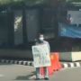 Butuh Pekerjaan, Pria Berdiri di Lampu Merah Bawa Tulisan Bikin Salut