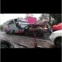 Bus vs Pickup Terdiam Berhadapan, Warganet: Saling Tatap Tak Saling Bicara