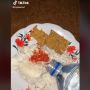 Wanita Ungkap Kebiasaan Makan Nasi Disiram Air, Ayam Kesayangan Emak Mati