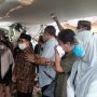 Keluarga Terisak-isak saat Jasad Wimar Witoelar Dimasukkan ke Liang Lahad