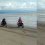 Kebut-kebutan di Pantai, Yamaha Vixion Ban Cacing Malah Tabrak Motor Klasik