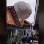 Balon Udara Isi Petasan Jumbo Nyangkut di Atap, Warga Panik Auto Siram Air