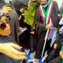 Aksi Solidaritas Palestina, Emak-emak Injak Bendera Israel di Depan Masjid
