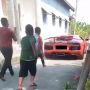 Perantau Sukses Pulang Bawa Mobil Mewah, Dikejar Bocah Jadi Tontonan Warga