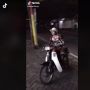 Pakai Baju Pembalap Naik Motor Jadul, Emak Tebar Sampah di Teras Rumah