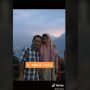 Viral Pria Kenang Mendiang Istri, Kunjungi Tempat Liburan Pakai Baju Sama