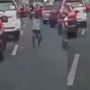 Viral Aksi Heroik Bocah Buka Akses Jalan Ambulans di Tengah Kemacetan