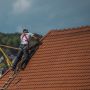 Atap Rumahnya Bolong, Warganet Ini Kejatuhan Benda Tak Terduga