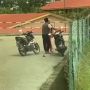Diduga Pasangan Bertengkar Pinggir Jalan, Sikap Si Lelaki Tuai Pujian