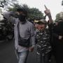 Nangis Rizieq Divonis, Massa Simpatisan Tumpah ke Jalan, Keluar dari Sebelah Markas Kodim