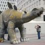 Curiga karena Bau Busuk, Pria Ini Temukan Jenazah di Dalam Patung Dinosaurus