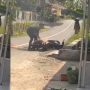 Viral! Aksi Nekat Pria Seorang Diri Padamkan Motor Terbakar, Warganet Prihatin