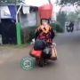 Viral, Emak-Emak Naik Motor Bawa Barang di Kepala, Netizen: Gagah!