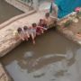 Kontras Banget! Viral Bocah Renang di Selokan, Lokasinya di Samping Waterboom