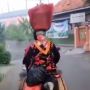 Aksi Emak-Emak Naik Motor Bikin Pengguna Jalan Heran: Kok Tak Jatuh Ya Barangnya?