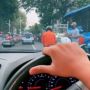 Viral Pemotor Santai Berhenti di Tengah Kemacetan Jalanan, Ternyata Beli Bakpao