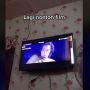 Panik! Lagi Nonton Film Bareng Keluarga, Pacar Malah Ngajak VC Lewat TV