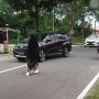 Fakta Viral Video Perempuan Bercadar Jalan di Tengah Jalan Magetan, Depresi?