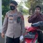 Anggota Pospam Tugu Makutho Rutin Membagikan Masker ke Pengguna Kendaraan